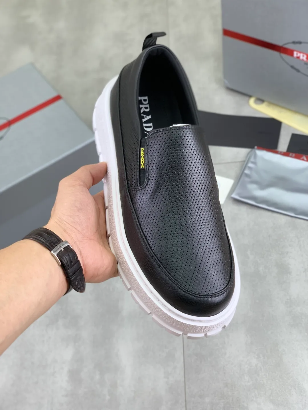 Men's shoes 💰P560💰[New model] The top version is available on the official website, 🆘 The trendy brand (Prada) mainly promotes the popular model, avant-garde and versatile fashionable men's shoes, private version mold opening, cowhide surface splicing 1:1.. Stylish and simple, original imported cowhide lining cowhide feet; the atmosphere and personality are more fashionable, eye-catching and pursuing class. It will subvert the old idea and be a must-have for fashionistas with you! Must keep it for yourself! Tall and comfortable, large and low, high-end quality workmanship. The new high-end outsole on the official website. Size: 38-45. 4️⃣colors available.